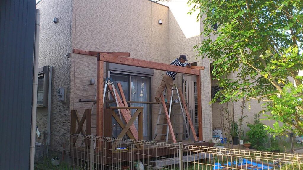建て付けをを入念に確認しながら、屋根の下地になる垂木材や桟木を組み立てていきます。