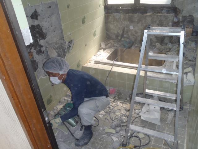 器具類を撤去し、配管・配線等に注意しながら浴室の床・壁・天井を解体していきます。