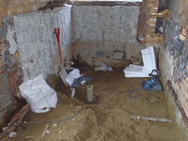 床・壁・天井の全ての解体が終了し、給排水管を遣り替えます。一般的に床下はこのような土の状態です。