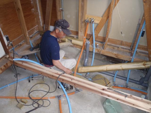 並行して洗面所の床・壁・天井を解体して作り替えます。設備も変わるので給水管・電気配線もやり替えていきます。