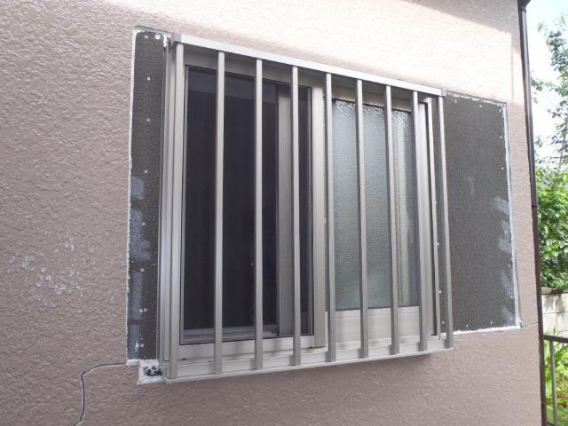 窓を断熱サッシへ変更したので、外壁も一部補修していきます。