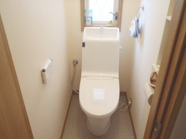 今回は追加工事で、1階のトイレ便器を節水タイプ「LIXIL ベーシア」へ交換しました。