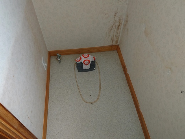 2階のトイレの器具を一旦取り外し、床と壁を張替えます。