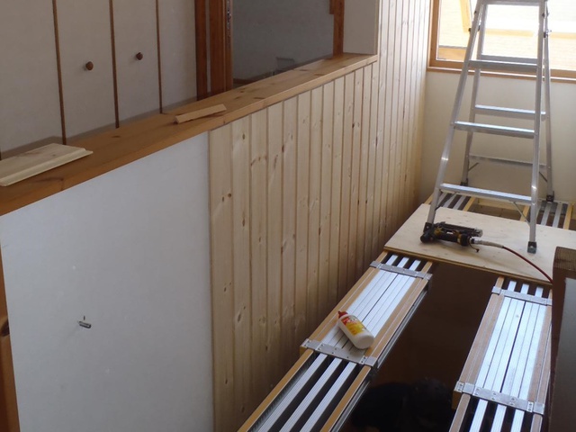 階段まわりですので、簡易的な足場を組みながら順序良く壁にパイン材を張っていきます。