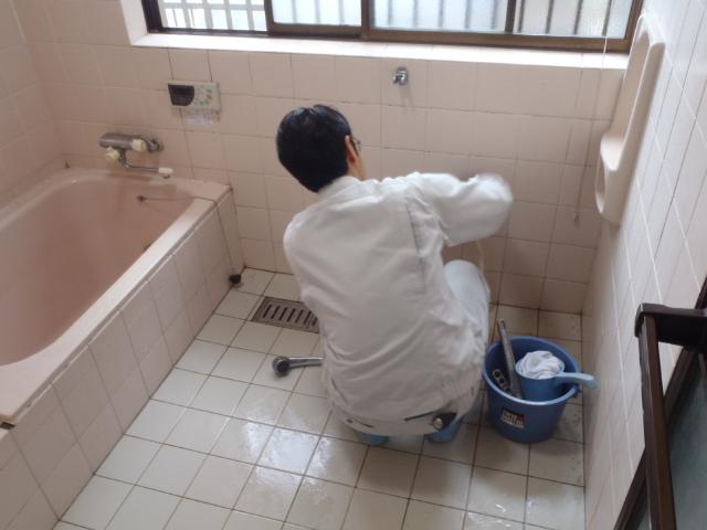 浴室の工事開始です。まずは既存の水栓関係の器具を撤去し、水を止める作業を行います。