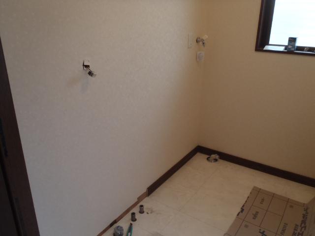 浴室と合わせ、洗面所も同時進行で床・壁・天井を遣り替えます。写真は下地工事が完了し、内装工事の状況です