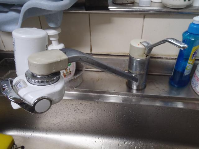 キッチンの水栓金具も水がじんわり漏れ始めてきたので、新しいものへ交換します。