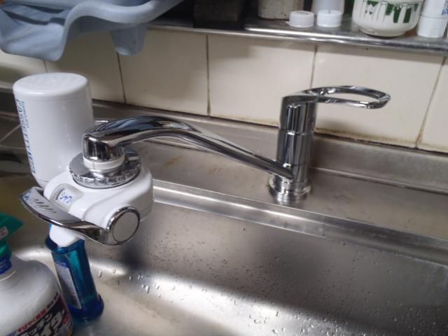 水栓金具交換後です。今の水栓金具はエコ水栓というものがあり、お湯と水の切り替わる位置がカチッという感触で分かるようになっています。無駄にお湯が出ないのでガスの節約になります。
