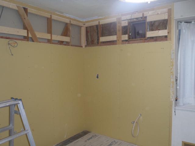 新しいキッチンを取り付けるための補強材を壁の中へ取り付け、下地となる石膏ボードを張り付けます。