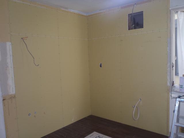 電気配線・給排水配管・ガス管等を処理し、壁を綺麗に仕上げていきます。