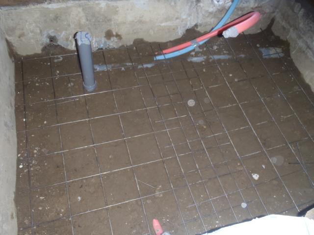 配管等を入れ替えた後、コンクリートを床に打ちますが、その際にワイヤーメッシュを入れて打ち込んでいきます。