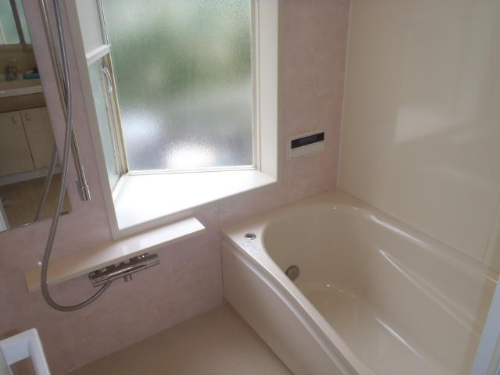 「TOTO サザナ1216」のユニットバスです。断熱浴槽・壁天井断熱パネル・床は、TOTO自慢のほっカラリ床で保温対策もバッチリ。小さなお子さんが転んでも床が柔らかいので、安心して入浴できます。