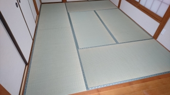 傷みが目立っていた床の畳も、畳の表替えをして見た目も綺麗になり、い草の香りが漂う和室に生まれ変わりました。
