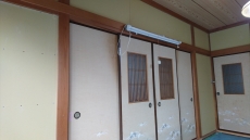 以前の壁の上に、壁紙が張れる様にしっかりと隙間なく、綺麗に石膏ボードを上張りしていきます。