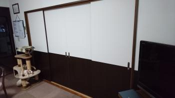 戸襖はリビングの内装デザインに合わせ、上下の色を変えて壁の雰囲気に合わせる事で、品のある仕上がりになりました。 	 <br />
