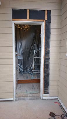 まずは既存の玄関ドアとドア枠を撤去して、新しく交換するドアの大きさまで外壁を剥がしていきます。