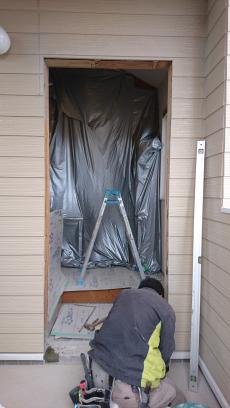 続いて基礎・土台・間柱・まぐさ等を丁寧に加工し、新しいドアに合う大きさへ広げていきます。