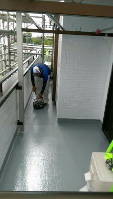 ベランダのFRP床の表面も保護塗装（トップコート）仕上げを丁寧に行っていきます。