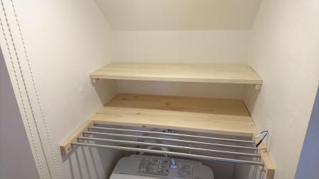 下段にステンレスパイプの付いた棚と、その上に奥行きの違うパイン棚を設置して、使い勝手と見栄えの良い棚が完成しました。