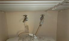 まずは棚を撤去し、順番に棚の部材を取り付けていきます。これまで両面テープで棚を固定していたため壁紙が剥がれていたので、できるだけその部分を隠すように取り付けを行いました。