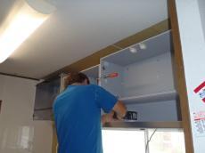 続いて吊戸棚、キッチン本体、出窓まわりパネルを丁寧に施工していきます。