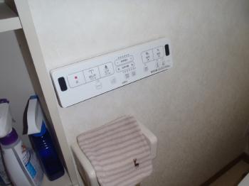 トイレの操作はリモコンでの操作となるので、壁にリモコンを取り付けました。