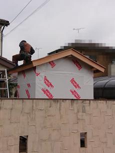 屋根工事開始。今回の屋根はアスファルトシングルという材料を葺いていきます。
