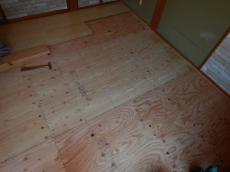 床の強度を上げる意味も含め、二重張りの床の捨て貼り（荒床板）の合板を張ります。
