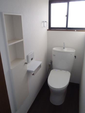 工事完了後のトイレです。収納スペースも増え、便利になりました。