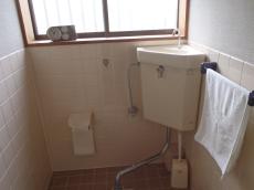 昔の和式トイレで、洗浄タンクがコーナーについています。まずは既存の便器、タンク、換気扇などを全て取り外していきます。