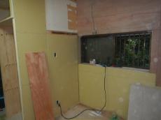 新しいキッチンを取り付けるための補強材を壁の中へ取り付け、下地となる石膏ボードを張り付けます。