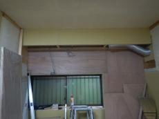 天井の高さが通常より高いため、キッチン吊戸棚の上に下地の壁を作ります。同時に給排水や換気扇の配管等の工事も行います。