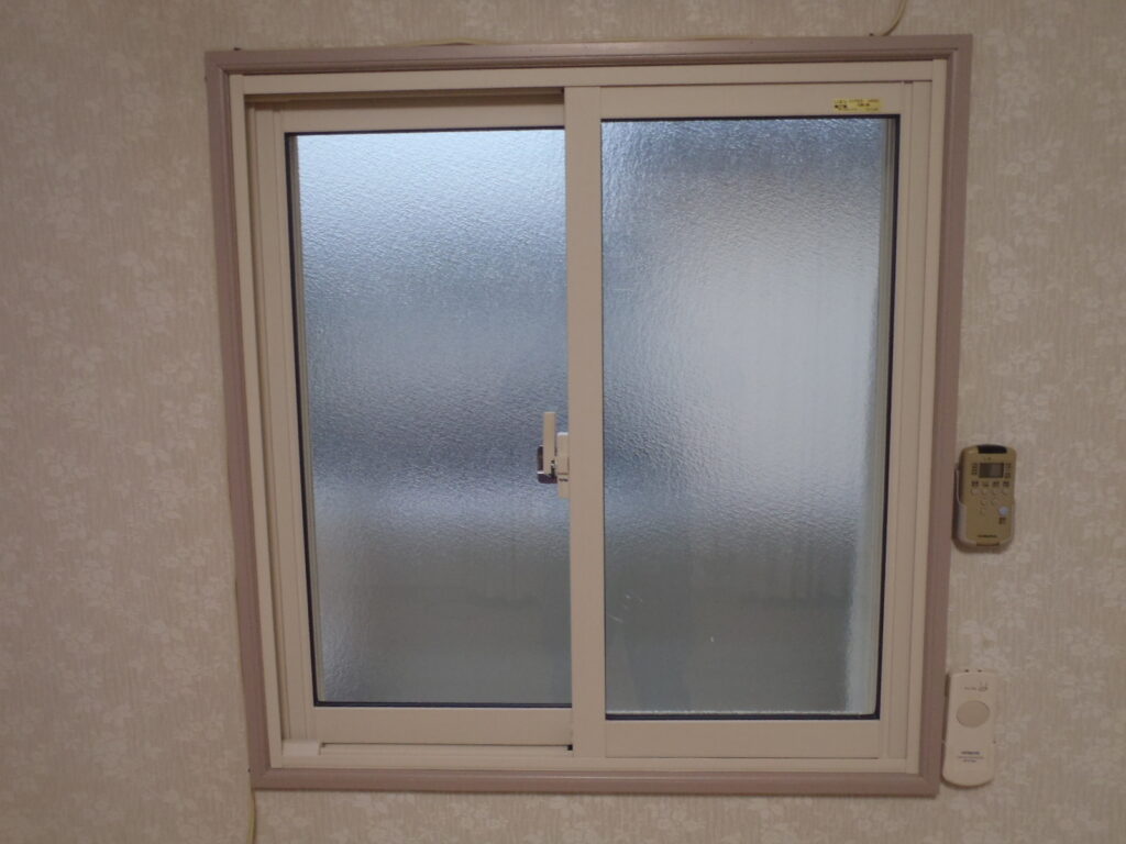 既存の窓枠を綺麗に塗装した後、内窓を取り付けます。寒さ対策にも効果がありますよ。