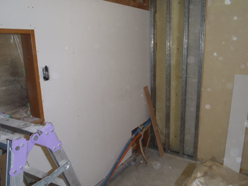 解体完了後、壁床に下地材を施工していきます。キッチン廻りの下地は不燃材で仕上げていきます。