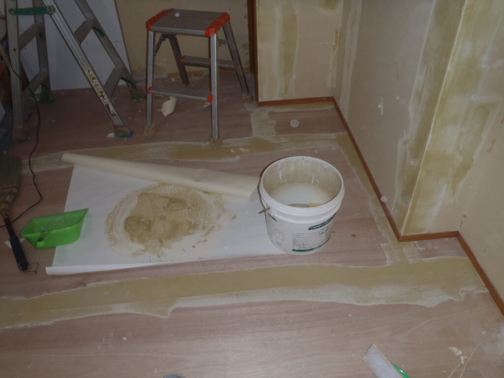 下地工事が完了後、先行で床のクッションフロアー仕上げていきます。下地の木材を張り継ぎ目等をパテ処理します。