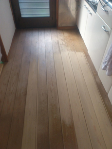 もともと檜の無垢板の床でしたので今回はサンダーで床板を磨き上げて新品同様の状態に戻していきます。
