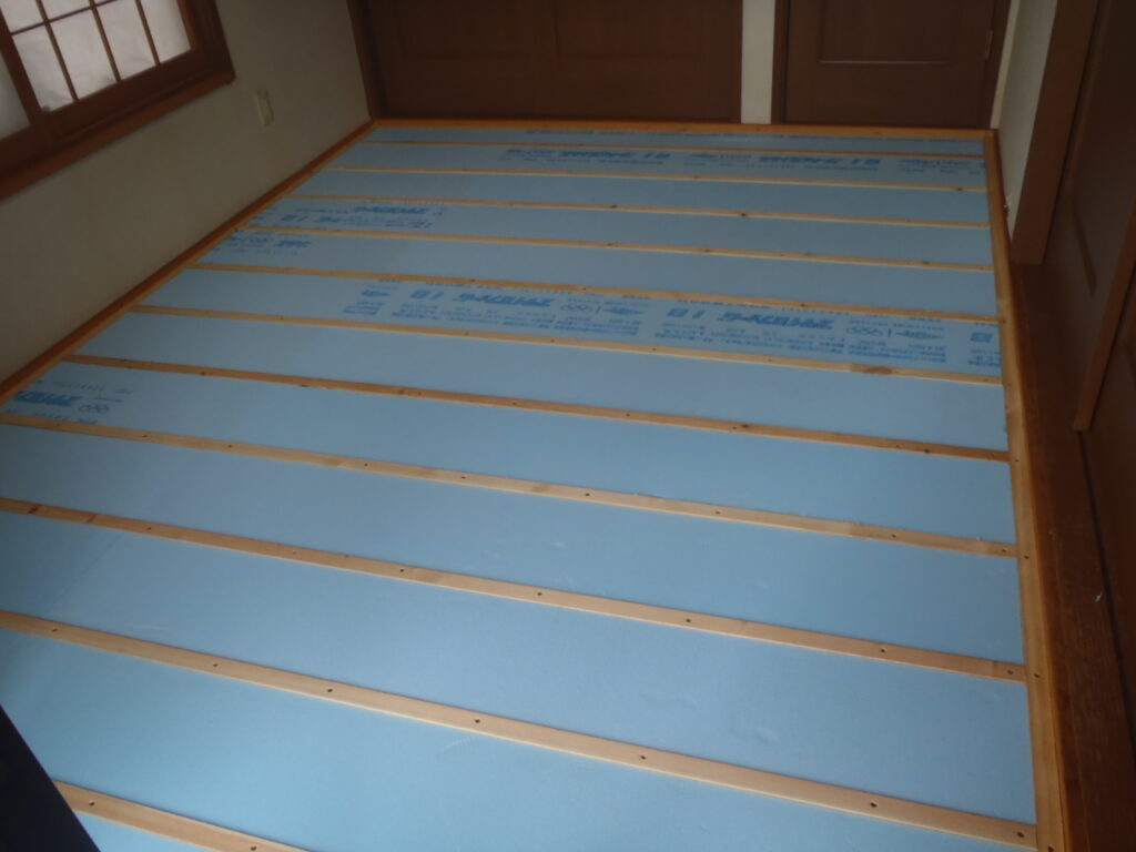 畳を撤去して、隣のＬＤＫの床と仕上がりが平らになる様に<br />下地材の根太を取り付けてから、根太の間にｽﾀｲﾛﾌｫｰﾑという<br />湿気に強く断熱性能の高い断熱材を隙間なく丁寧に敷き込ん<br />でいきます。