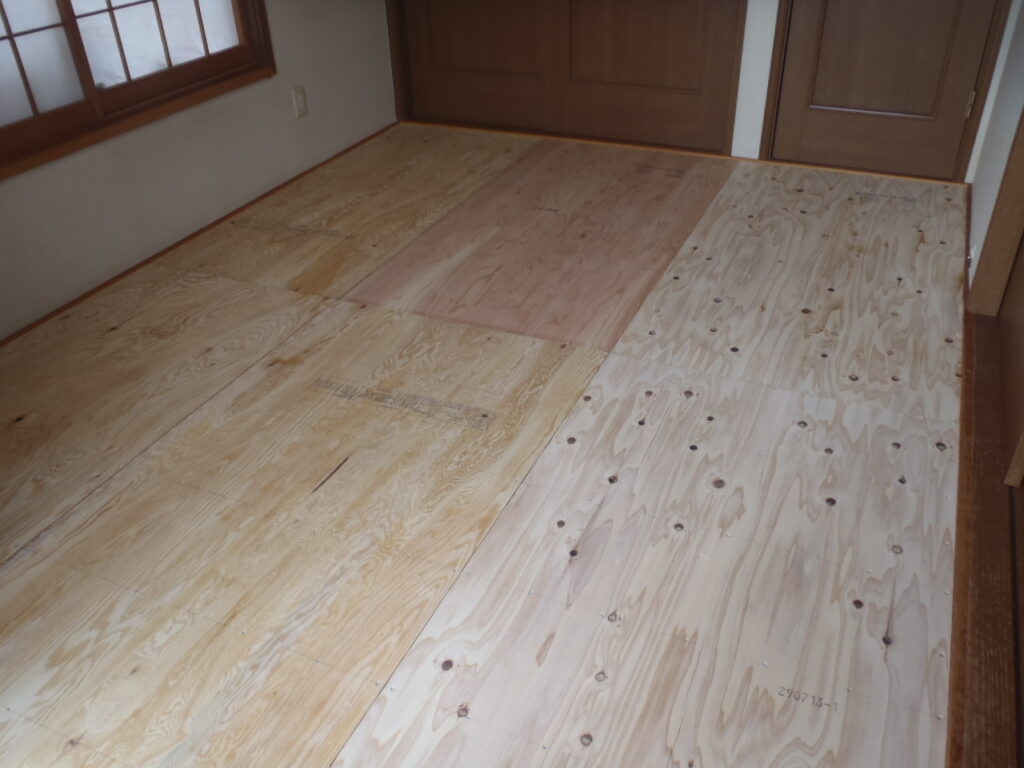 床の強度を上げる意味も含めて、2重張りの床の<br />捨て貼り（荒床板）の合板を張り込みます。