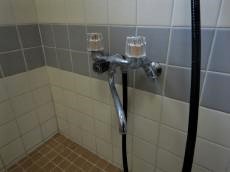 既存シャワー水栓も同時進行で交換します。写真は既存シャワー水栓です。
