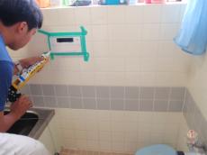 浴室ﾘﾓｺﾝ取付が完了したので、ﾘﾓｺﾝに水がかかっても大丈夫な様に廻りにシール材を綺麗に施工します。