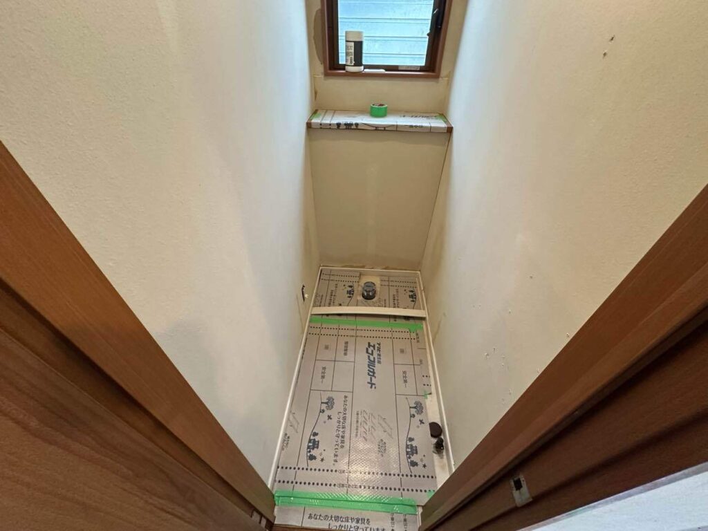 器具撤去が終わると、壁紙の張替えになるのですが、便器を取り外す際に便器の排水管の位置が15㎜程間違えている事が判明して、急遽水道業者さんに床下へ潜って頂き排水管の位置変更を行いました。