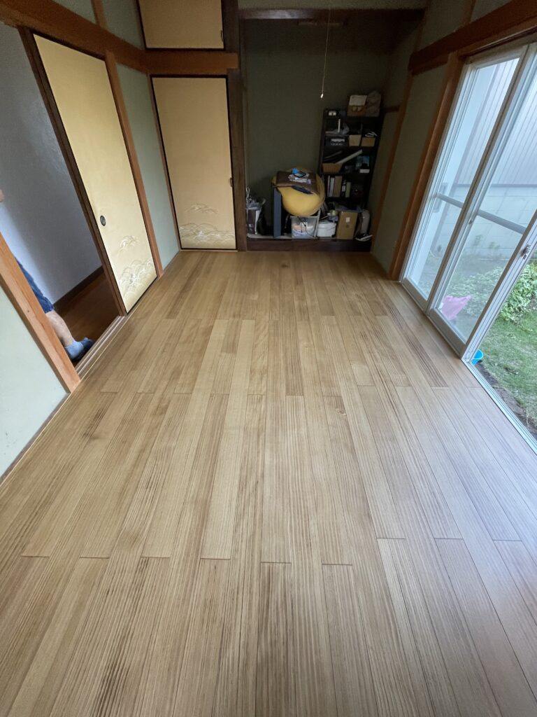 別のアングルからの仕上がりになります。裸足で歩いて頂くと浮造りの床の感じがとても心地よく感じます。