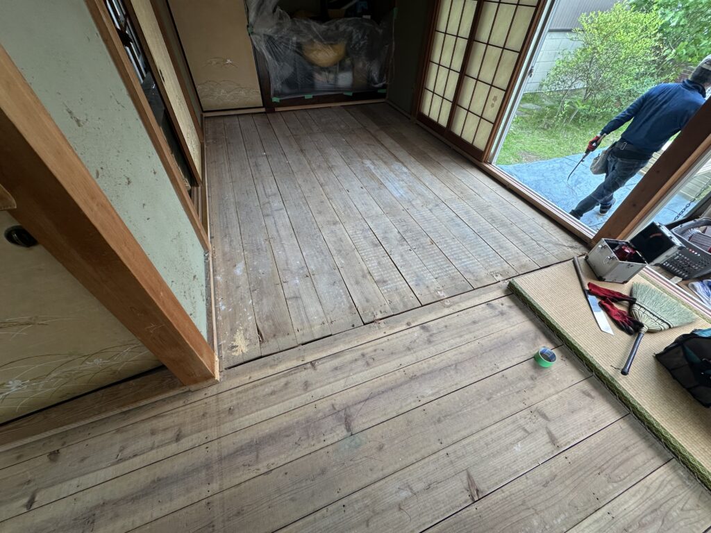 まずは畳をすべて剥がしていきます。