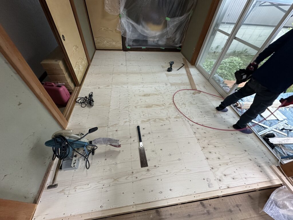 断熱材の敷き込みが完了したので、フローリングの下地となる荒床材（針葉樹合板12㎜）を捨て張りしていきます。