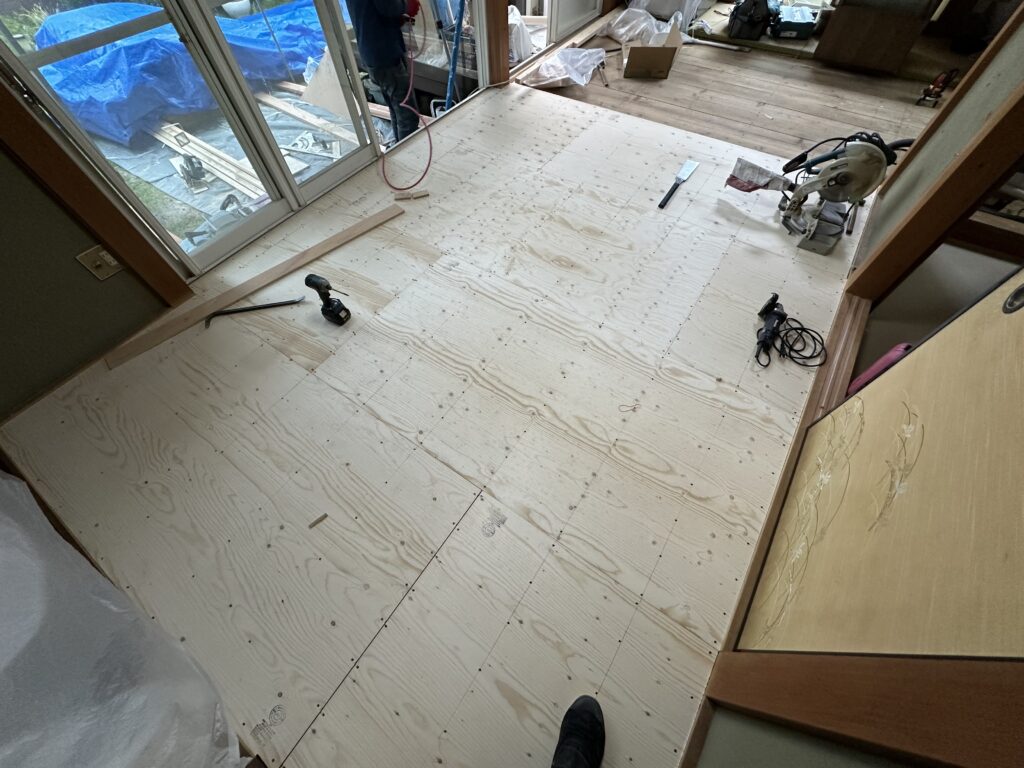 1部屋目の床下地が完了しましたので、続いて隣の6畳の和室の部屋も同じ様に工事を行っていきます。<br />
本来でしたら、2部屋同時進行と行きたいところですが、家具等の置き場所が無かったので、1部屋毎の施工となります。