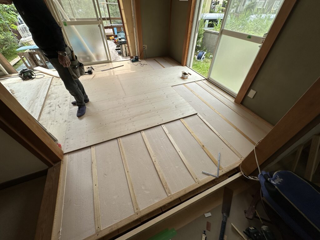 2部屋目の床下地工事の状況です。<br />
2部屋の間仕切り建具やサッシ障子も撤去してフローリングを張り込んでいけるように下地を作っていきます。